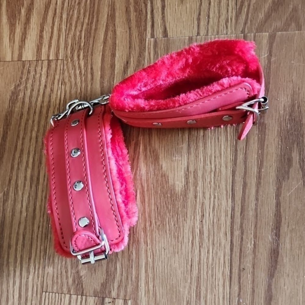 Red furry‎ cuffs New with a chain